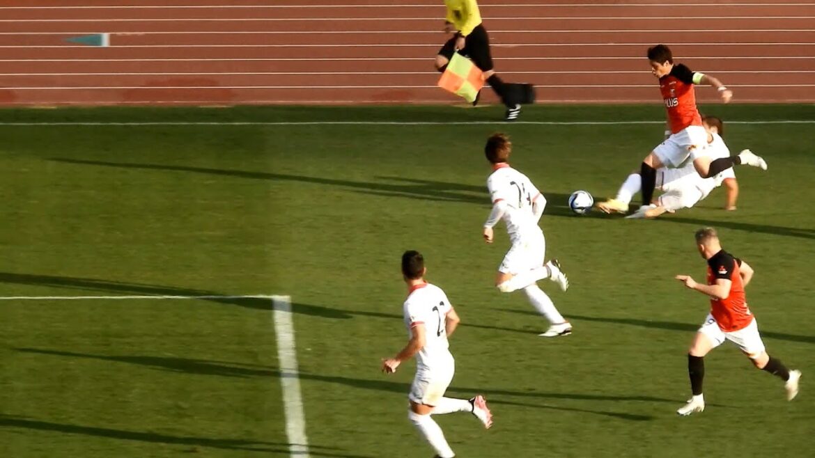 March 4, 2023 Urawa Red Diamonds vs Cerezo Osaka Sakai cuts through through tackle