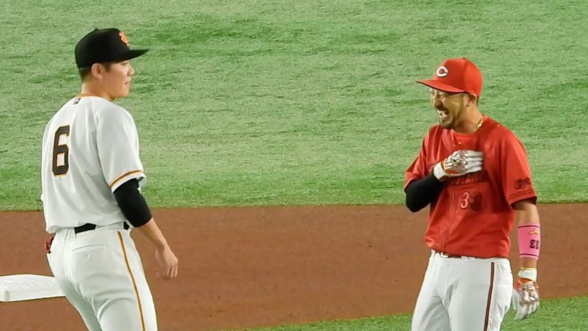 [Fighting together at the Tokyo Olympics]Hayato Sakamoto and Ryosuke Kikuchi have a friendly chat during the warm-up before the match 2023.5.13 Giants vs. Hiroshima