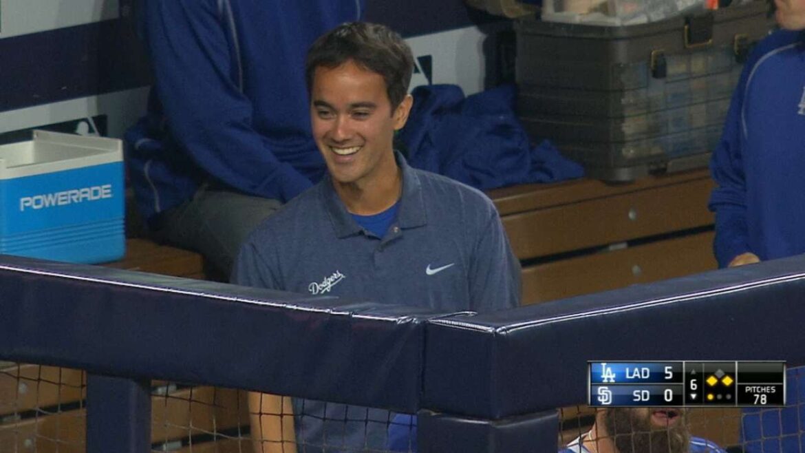 LAD@SD: Maeda’s translator makes first mound visit LAD@SD: Maeda's translator makes first mound visit
