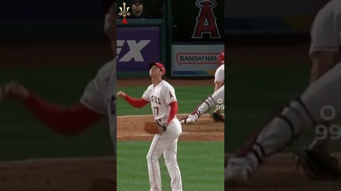 Shohei Ohtani punches himself : Shohei Ohtani punches himself