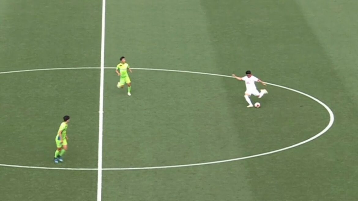 Shinji Kagawa making a long pass that is not J1 level