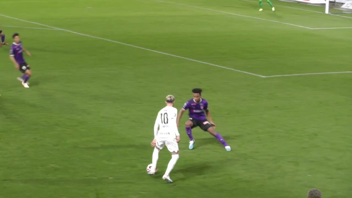 Hiroki Sakai, furious at the judgment of the assistant referee.Urawa Red Diamonds vs Kyoto Sanga FC May 27, 2023 J League