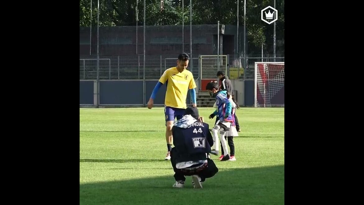 Captain Maya Yoshida happily playing with children | One frame after practice