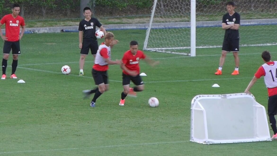 Honda vs. Nagatomo, too serious one-on-one, almost hurt