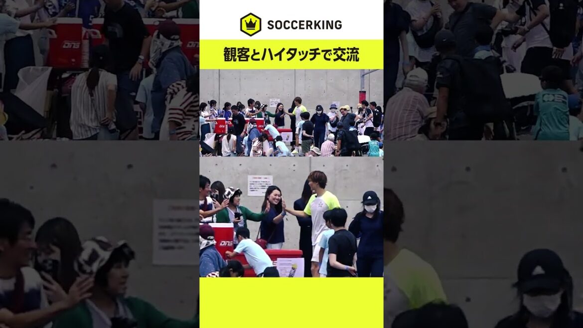 Ko Itakura interacting with a large audience with high fives Ko Itakura interacting with a large audience with high fives