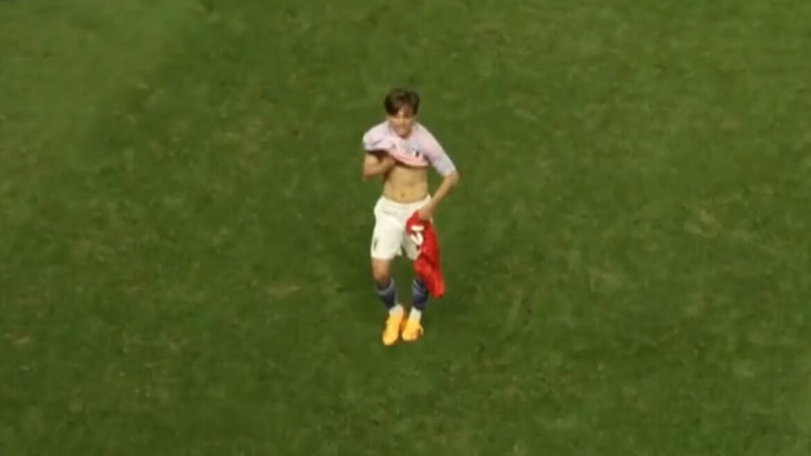Takefusa Kubo throws away Peruvian player's jersey