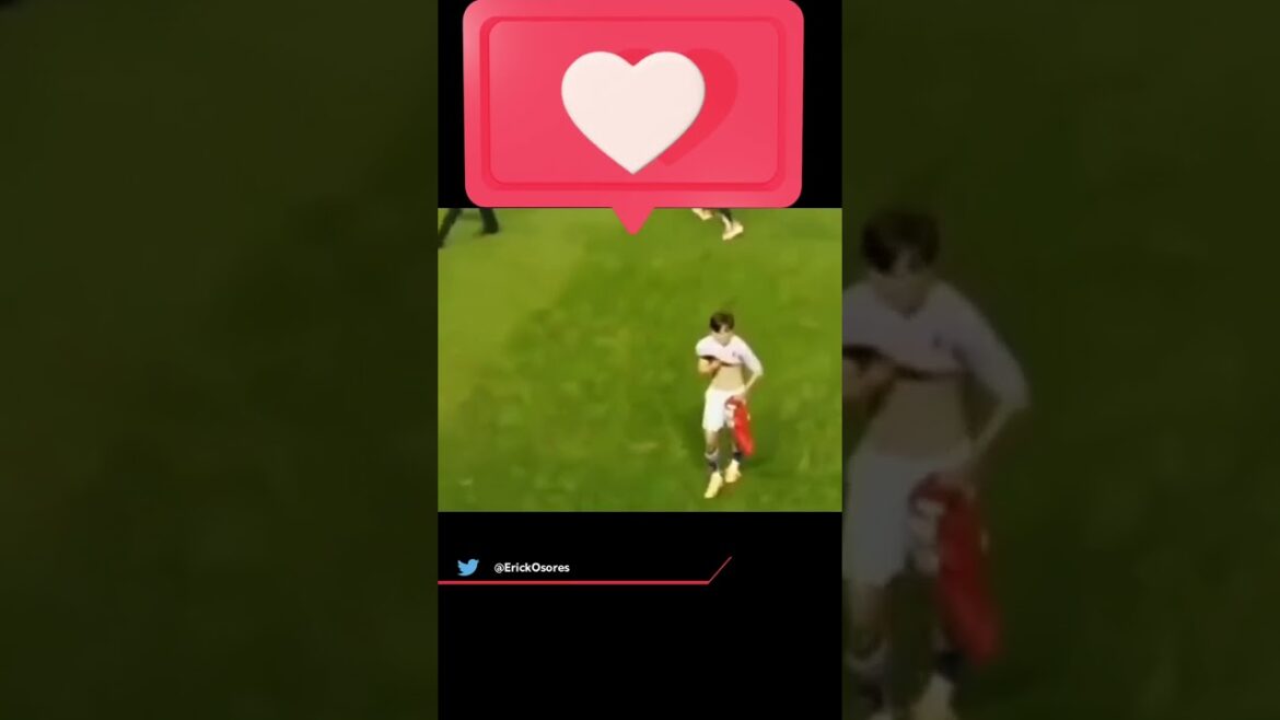 OH MY GOD..‼️Takefusa Kubo, throws away the Peruvian national team player's jersey after exchanging jerseys after the match.😱