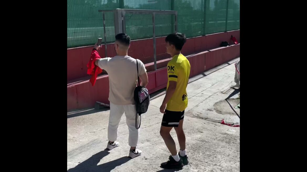 Take Kubo saluda a un aficionado en el entrenamiento Take Kubo saluda a un aficionado en el entrenamiento