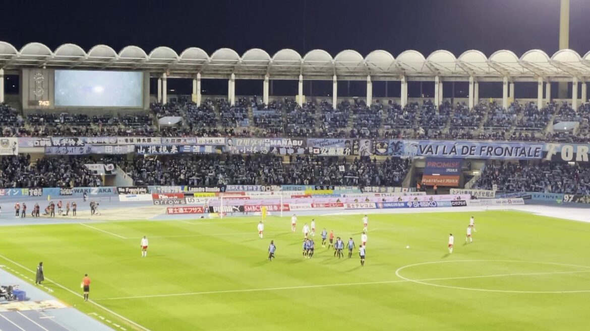 The atmosphere of the stadium when Hidemasa Morita scored a tie goal.Kawasaki Frontale vs Urawa Red Diamonds The atmosphere of the stadium when Hidemasa Morita scored a tie goal.Kawasaki Frontale vs Urawa Red Diamonds