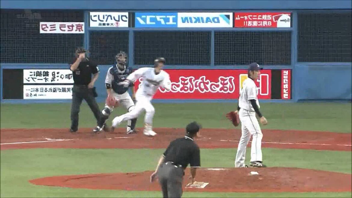 Yusei Kikuchi is cool even as a right-handed pitcher!  (Flip horizontal)