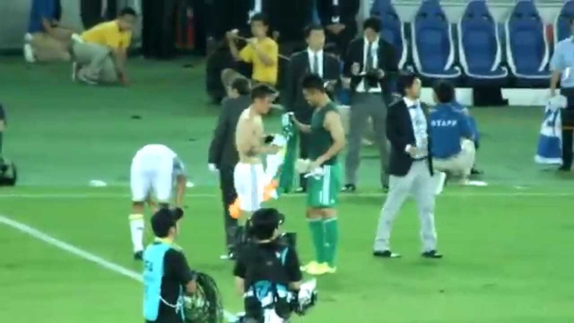 Eiji Kawashima exchanging uniforms