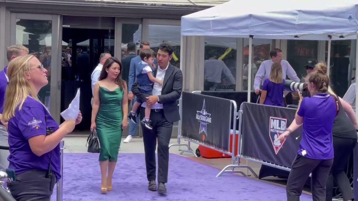 Pitcher Kikuchi appeared at the red carpet show
