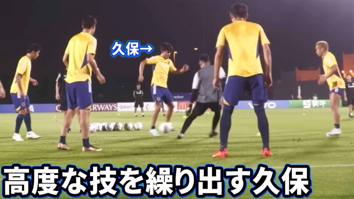 Takefusa Kubo gradually gets tired of playing the birdcage and performs advanced techniques. Takefusa Kubo gradually gets tired of playing the birdcage and performs advanced techniques.