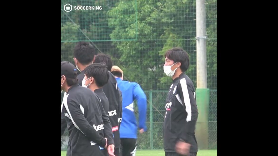 Former club #Gamba Osaka exchanges words with the coaching staff #Ritsun Doan