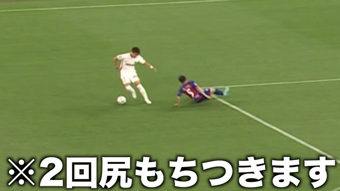 Yoichiro Kakitani rubs Nagatomo's butt twice