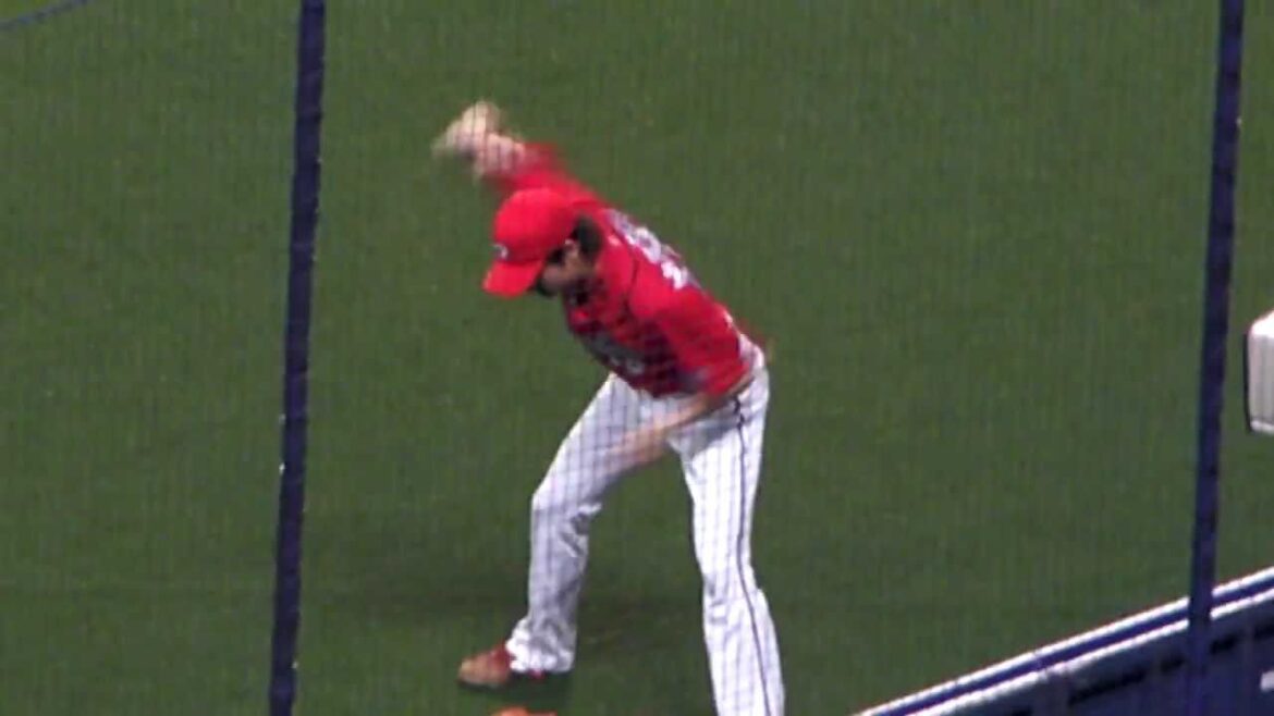 [Carp women's practice (?)]Hiroshima Carp pitcher Kenta Maeda's warm-up exercises_2011050101