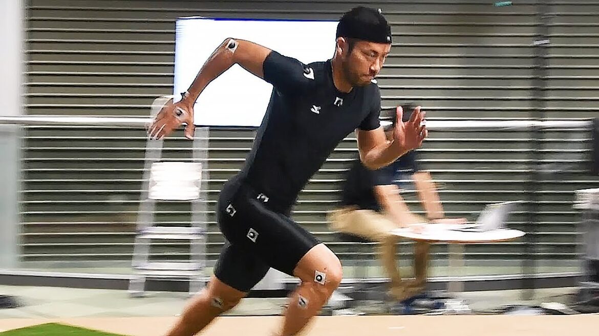 Soccer player Maya Yoshida undergoes foot measurement and motion analysis