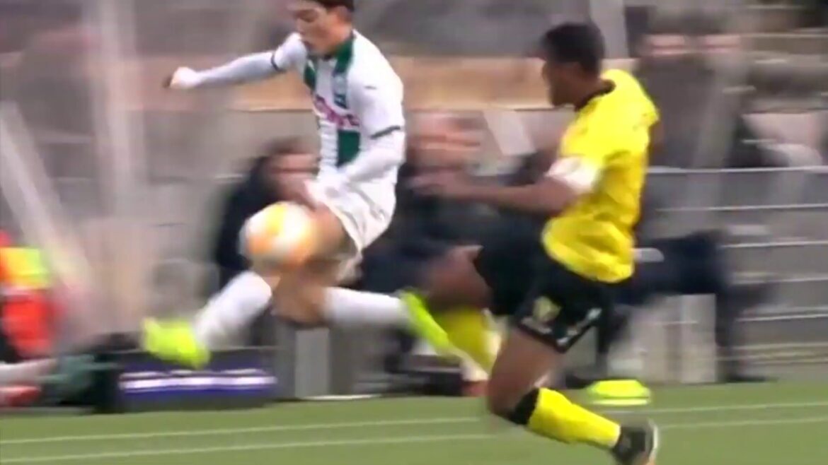 [Ritsu Doan]Tackle to Doan, VAR gives a red shot and a warning!  【highlight】