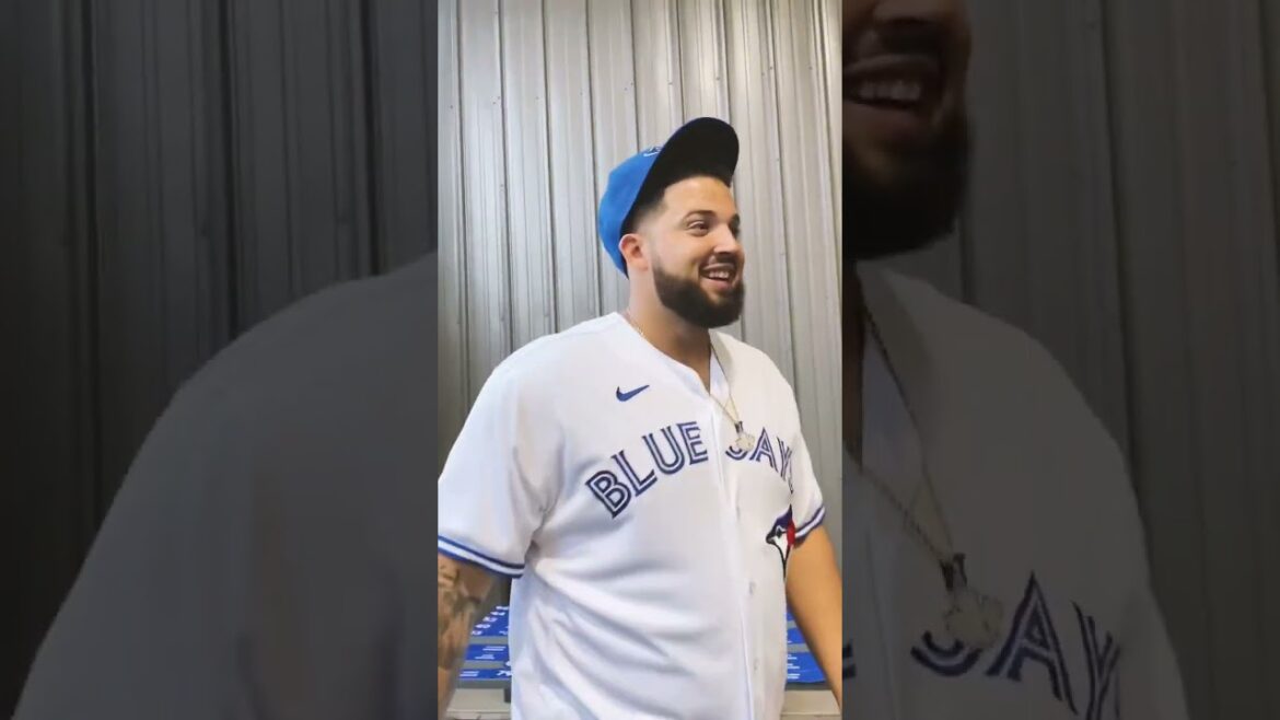 Go behind the scenes at Blue Jays photo day!