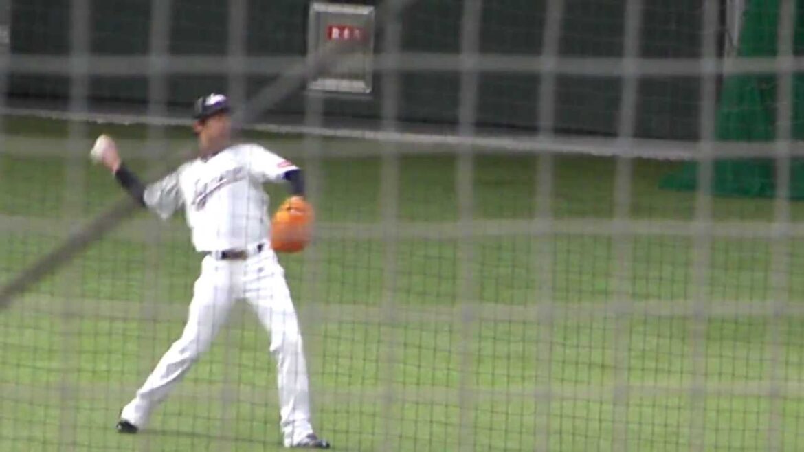 [WBC2013 Samurai Japan]Hiroshima Carp Kenta Maeda playing catch_2013021502