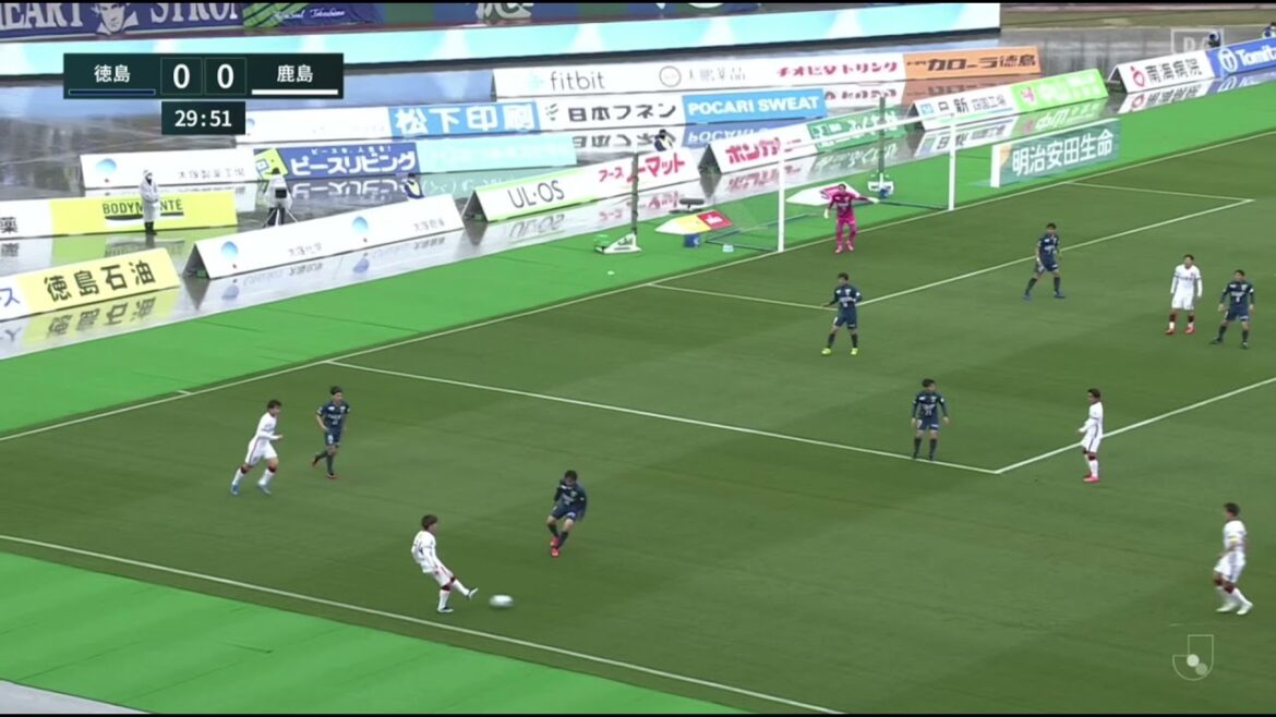 Doi Seishin blocks a shot by Ueda Ayase Doi Seishin blocks a shot by Ueda Ayase