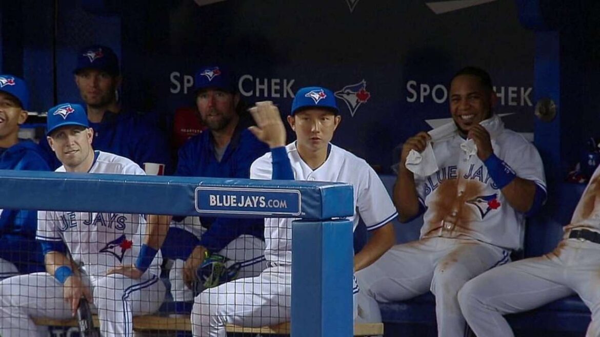Munenori Kawasaki shows off animated dance moves in the dugout Munenori Kawasaki shows off animated dance moves in the dugout