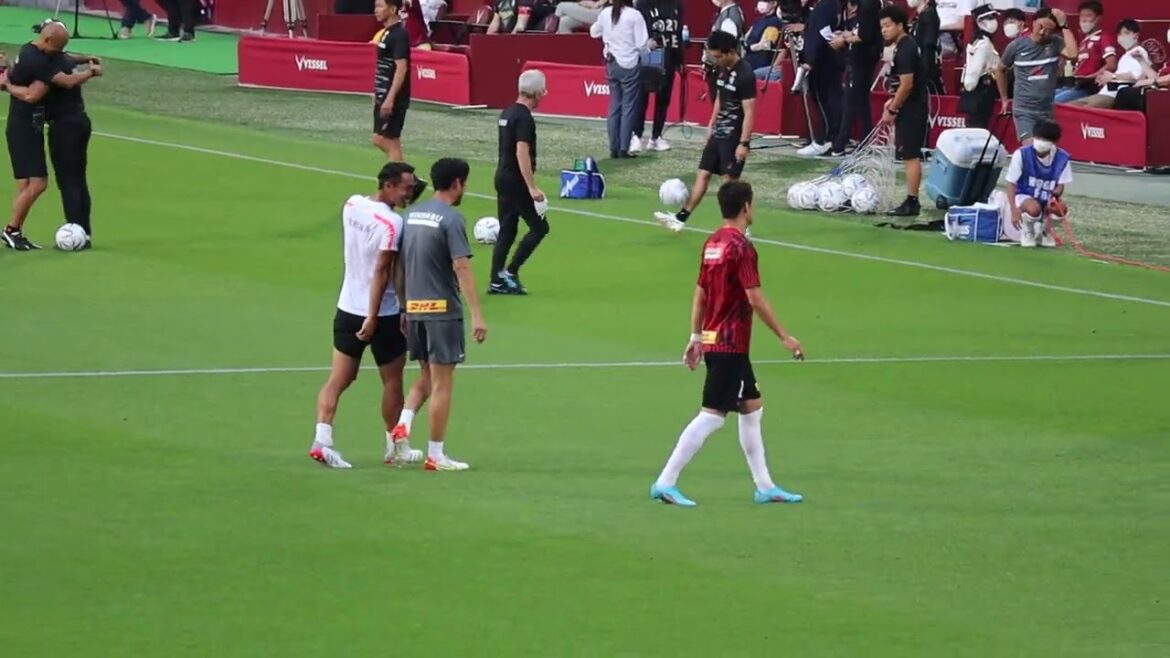 [Urawa vs Kobe]Makino playing with coach Hirakawa, Hiroki Sakai, and coach Shiota (2022/6/26)