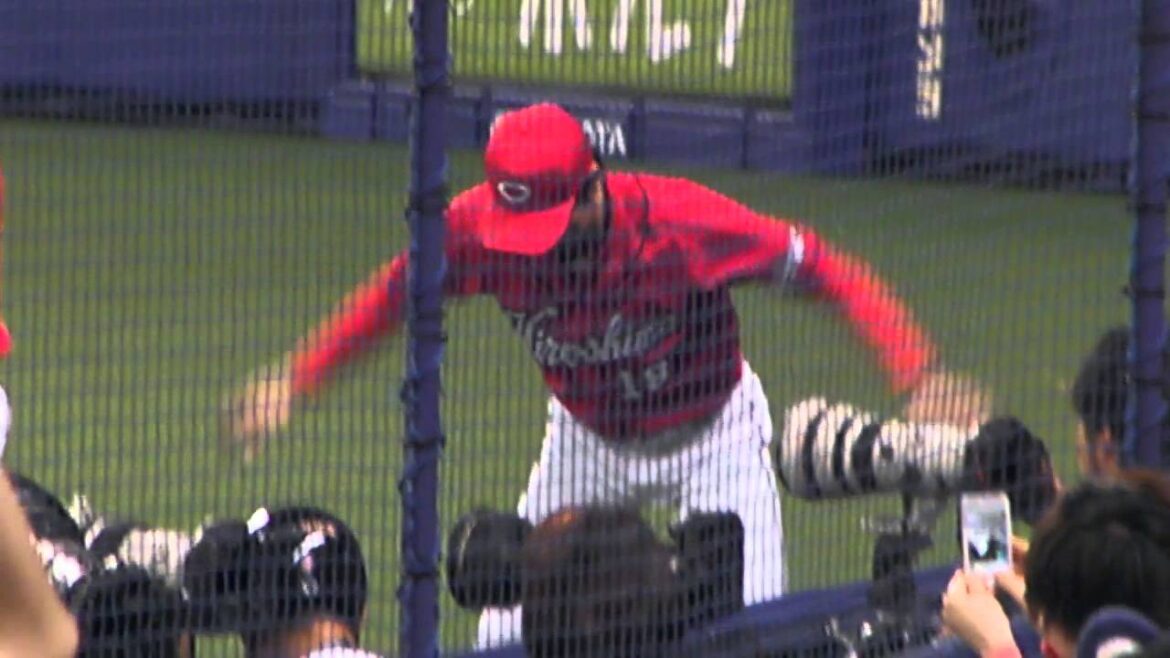 Hiroshima Carp pitcher Kenta Maeda's MaeKendance_2013041301