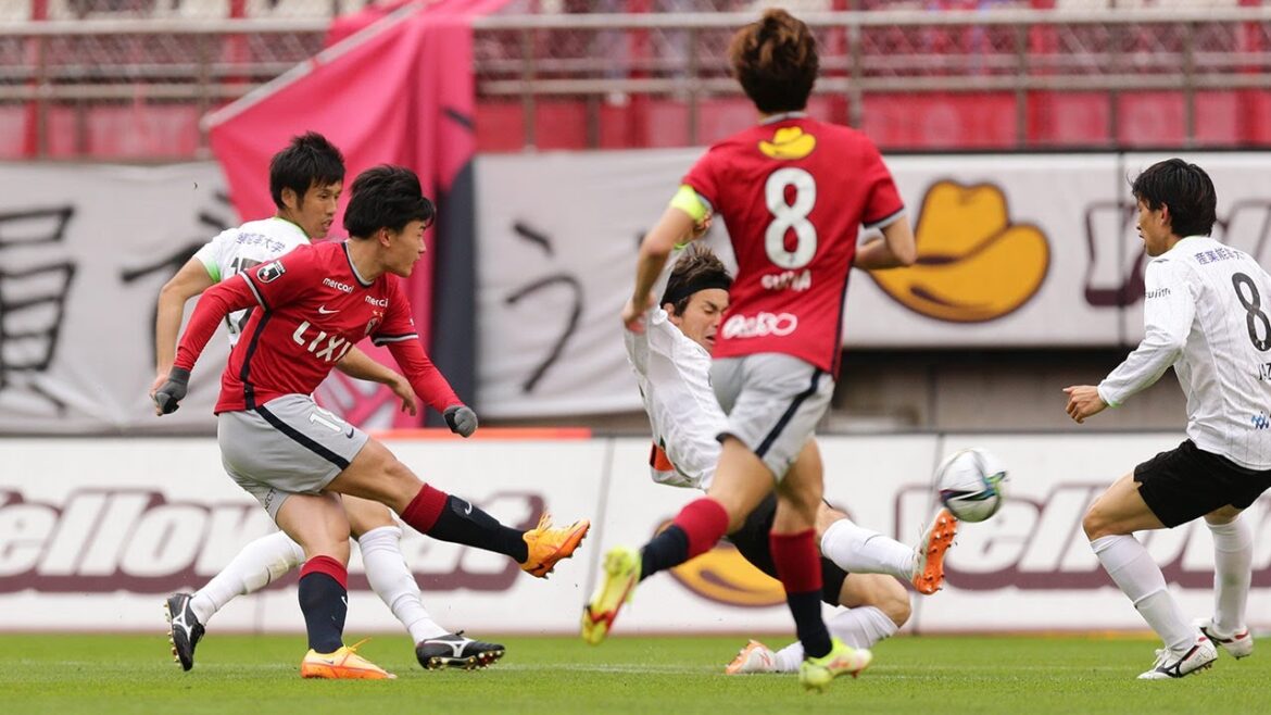 Ayase Ueda (Kashima) received a vertical pass and, despite being surrounded by defenders, took the ball to the center and took a sharp shot with his right foot! The ball went into the right corner of the goal, tying the score.[Featured Goals from Round 5]