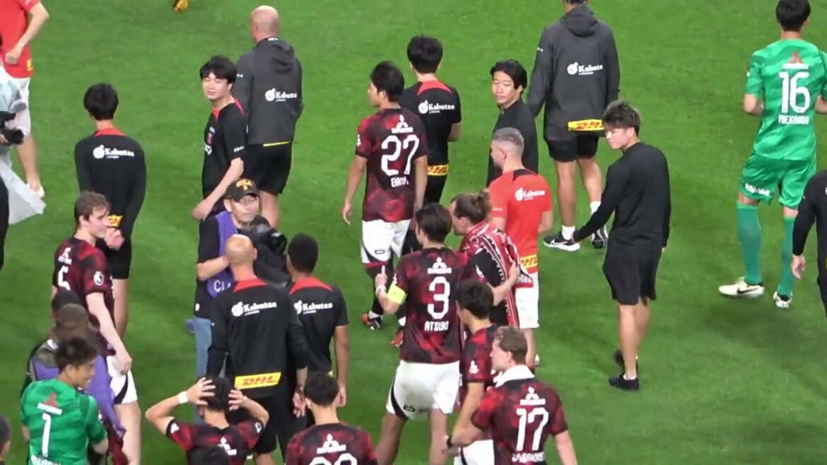 Hiroki Sakai and Scholz greet each other and take a lap around the stadium J1 League Round 21 “Urawa Reds vs Jubilo Iwata” Hiroki Sakai and Scholz greet each other and take a lap around the stadium J1 League Round 21 "Urawa Reds vs Jubilo Iwata"