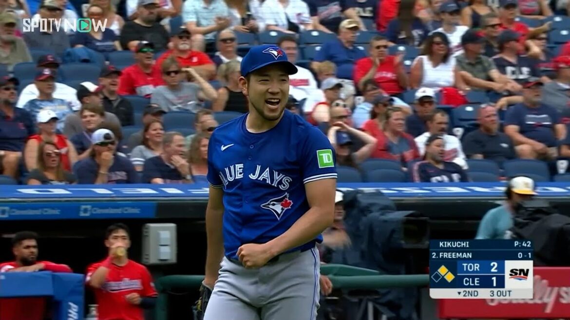 [Blue Jays' Yusei Kikuchi gets out of a pinch thanks to a great play from his teammate!]Springer's fine play makes Kikuchi pump his fist in surprise!