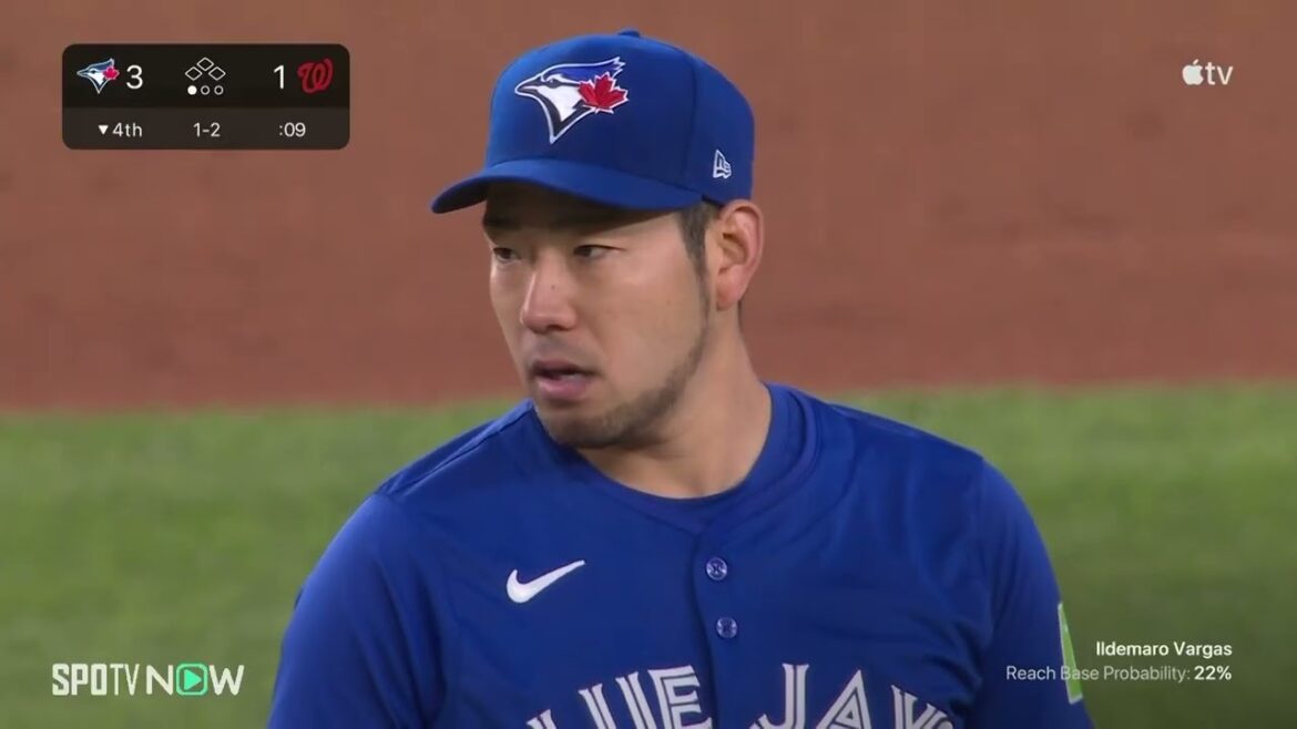 [Blue Jays' Yusei Kikuchi struck out three batters in a row in the fourth inning!]He toyed with three batters with his curveball and fastball.