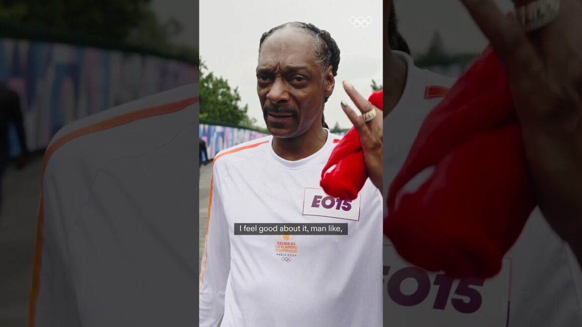 🔥 Snoop Dogg on the day he carries the Olympic flame.