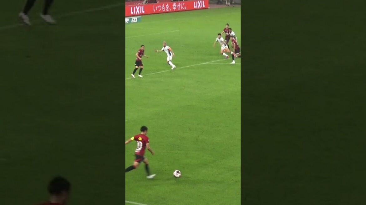 Shibasaki's artistic free kick, using a powerful twist of his entire body (just before the end of the first half)[J League 2024, Round 22, Kashima Antlers vs. Consadole Sapporo]at Kashima Soccer Stadium