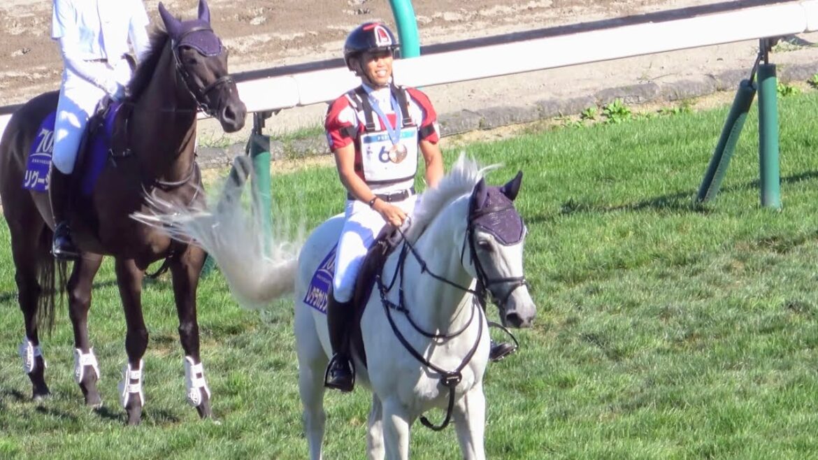 Trainer Fujiwara congratulates JRA employee Kazuma Tomoto, one of the "elderly Japan" members of the Paris Olympic Equestrian Team. Wearing an Olympic uniform, he rides a lead horse and shows off his medal to the crowd! Local footage