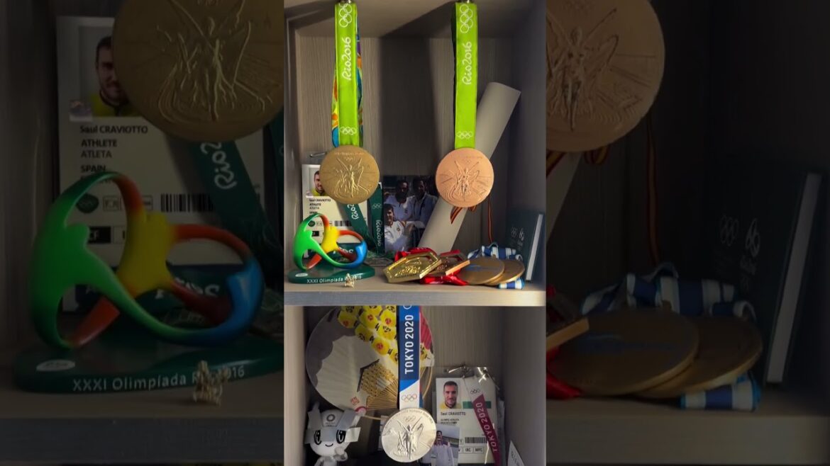 Can we make 'Best Olympic Medal Display' an official Olympic event? 😍🏅📸: @saul_craviotto #Paris2024