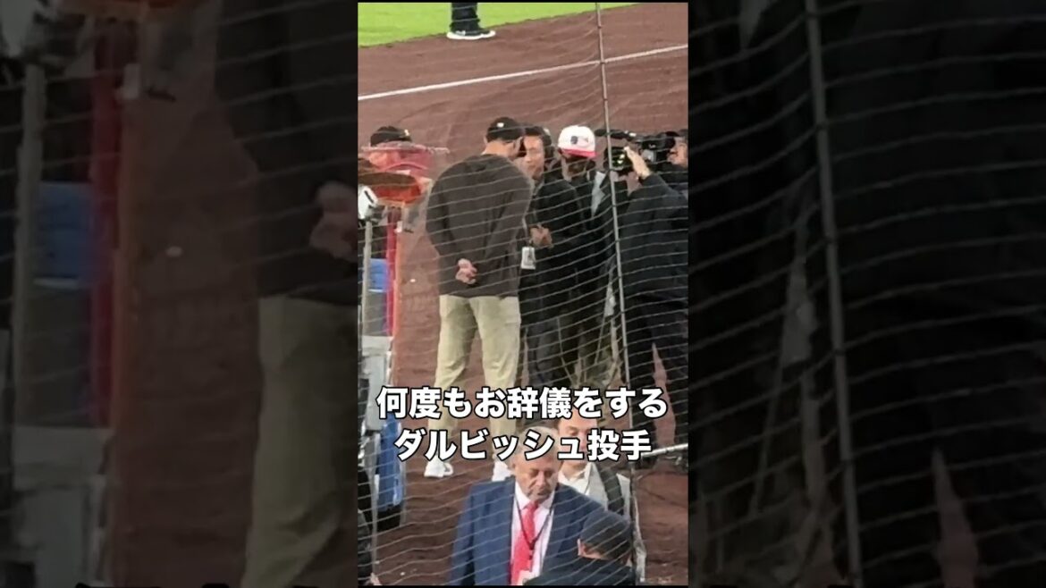 The interviewer bowed many times and was very polite.