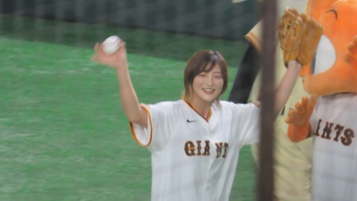 [Judo Olympic gold medalist]Natsumi Tsunoda, first pitch ceremony full of smiles