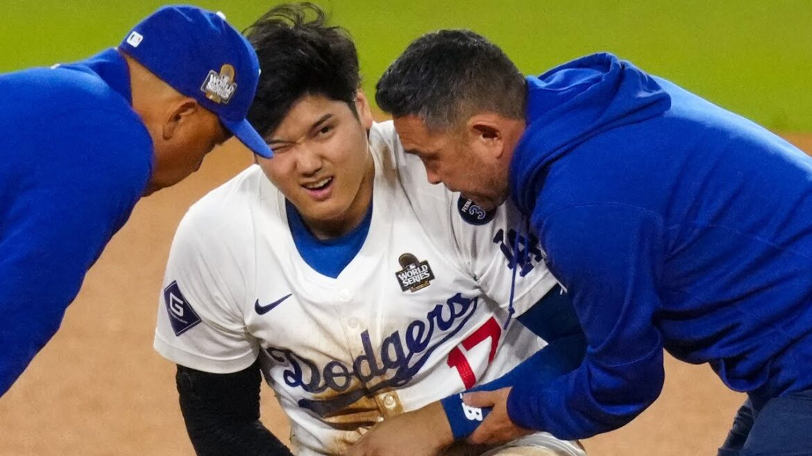Shohei Ohtani leaves the field with a trainer after attempting to steal 2B in the 7th inning | 大谷翔平