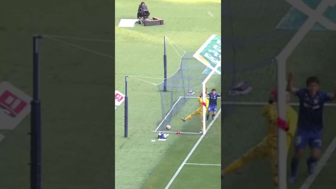 Yuki Soma bends it in straight from the corner for FC Machida Zelvia! Pure magic from the flag! ✨