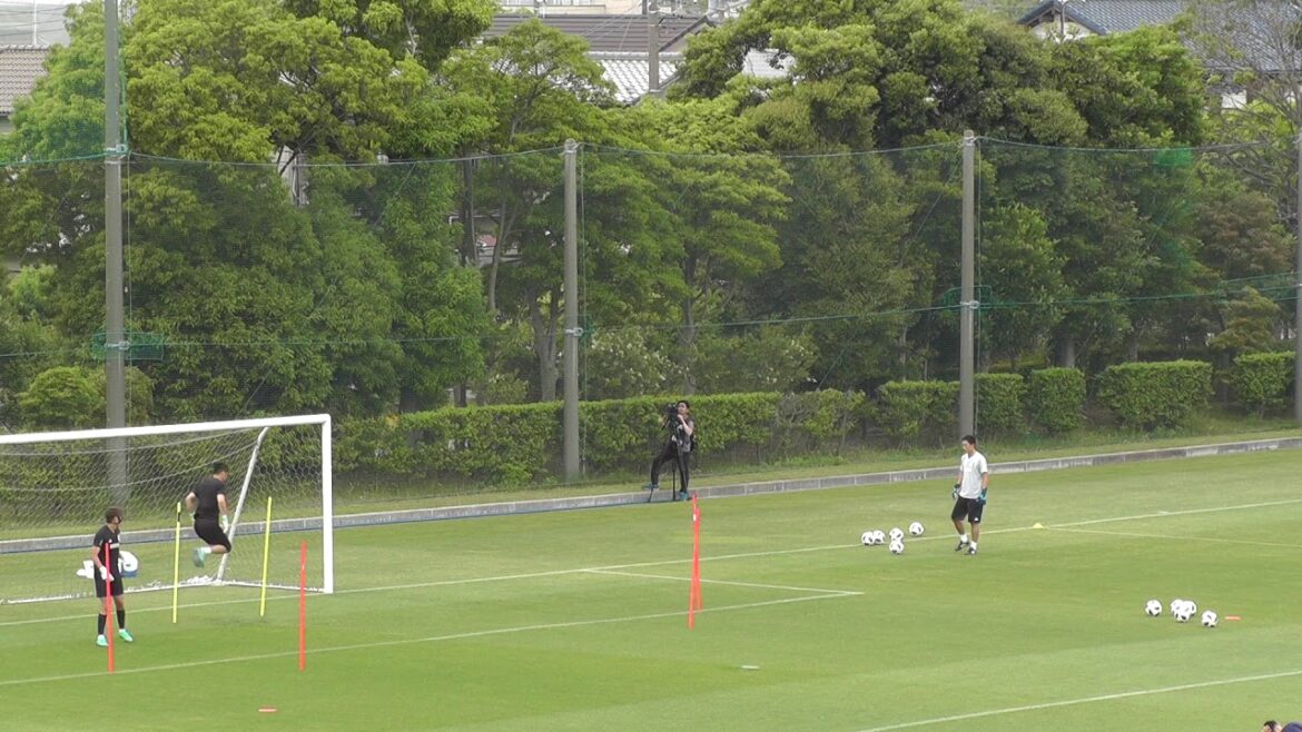 Kawashima keeper practice with repeated shots from close range at Higashiguchi National team training camp