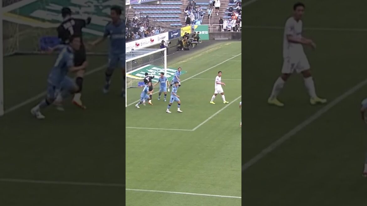 [Undeterred]41-year-old Eiji Kawashima makes a spectacular horizontal jump, touches the ball with his fingertips, and defends the goal!