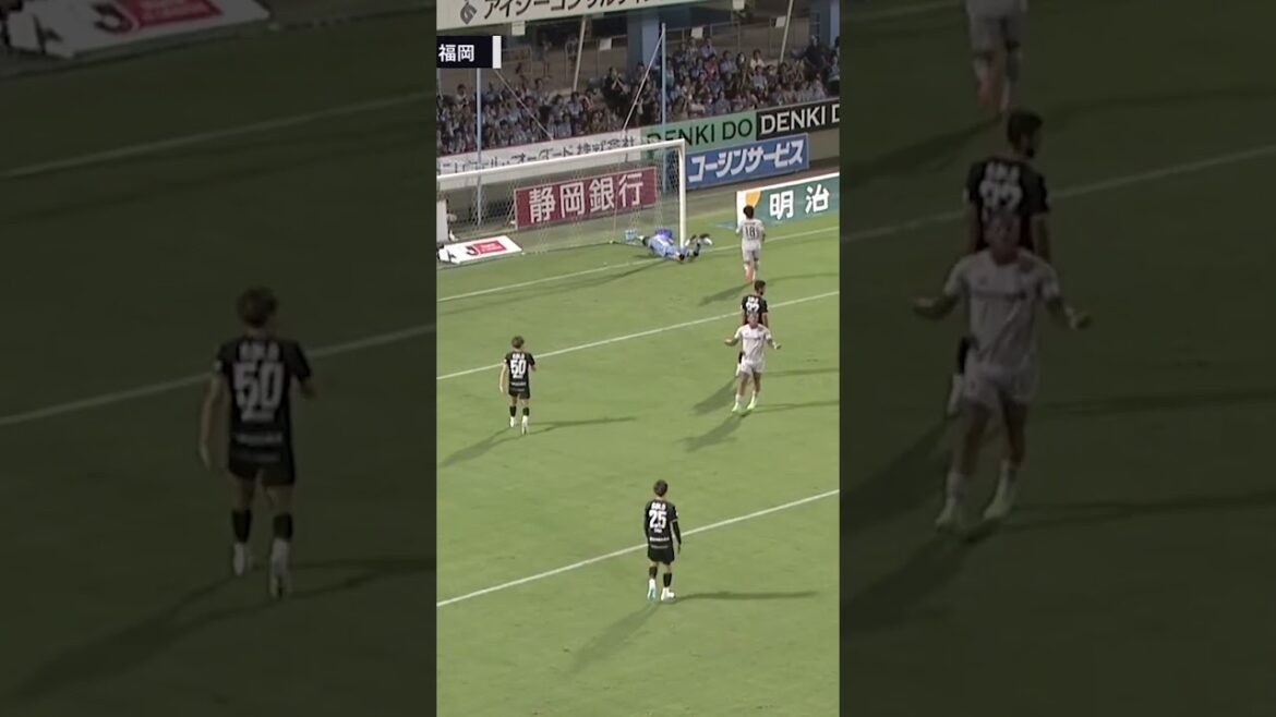 [Guardian]Eiji Kawashima makes a super reaction and saves against Wellington's header