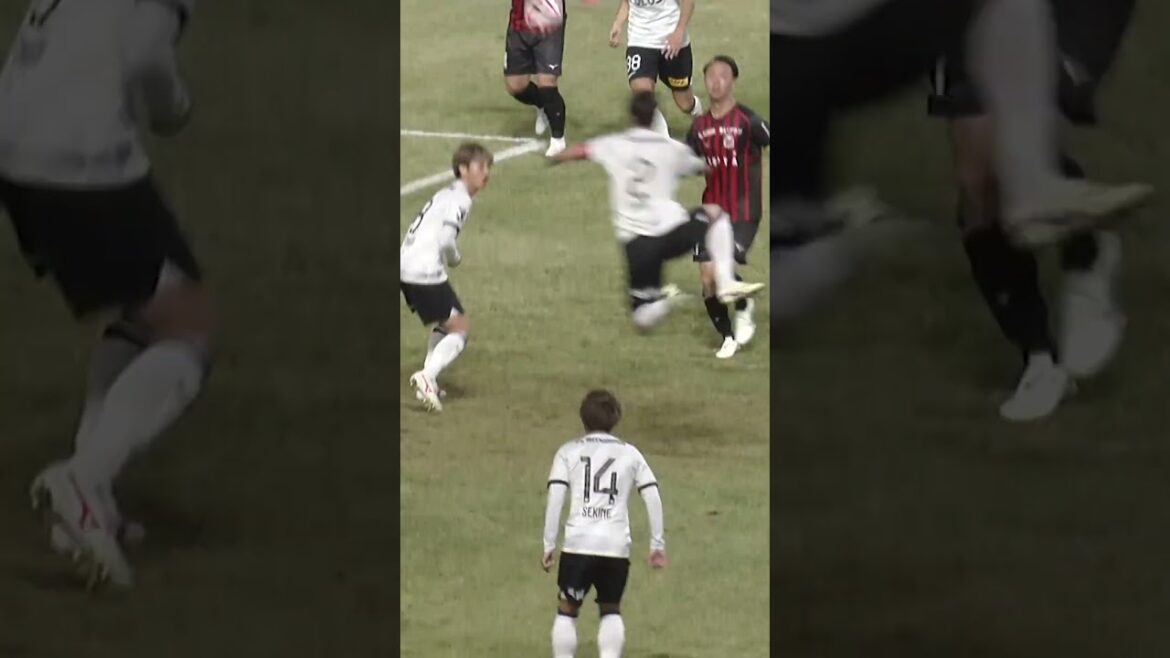 [Appearing from off-screen]Captain Hiroki Sakai's high-scoring header!