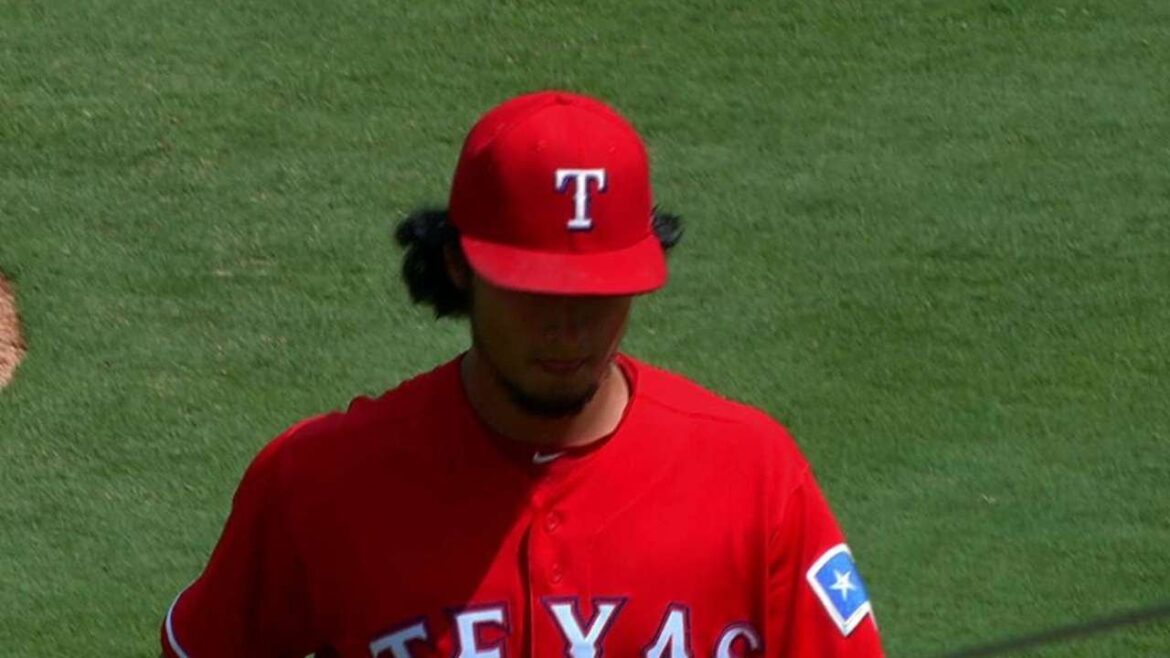 HOU@TEX: Darvish's curveball freezes Gattis