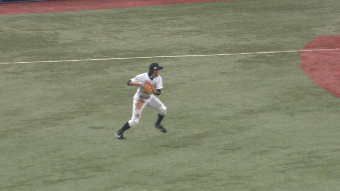 MLB@JPN: Kikuchi retires Zobrist with acrobatic play