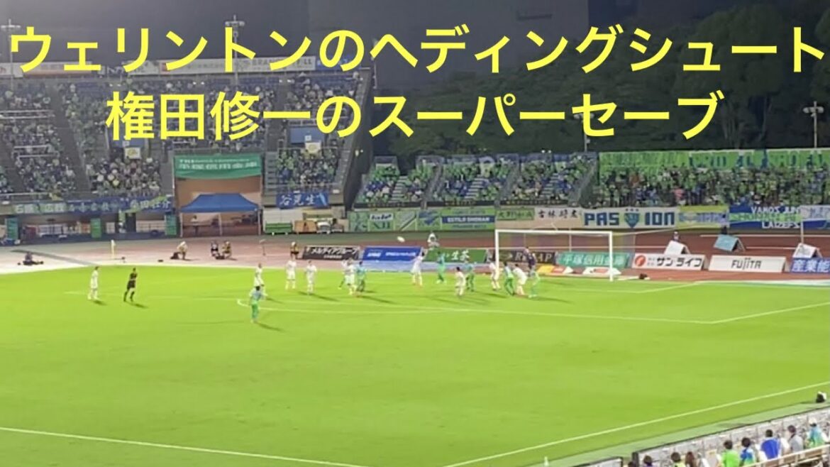 Gonda Shuichi saves a heading shot from Wellington J1 round 25 Shonan Bellmare vs Shimizu S-Pulse Saturday, August 21, 2021 Lemon Gas Stadium Hiratsuka