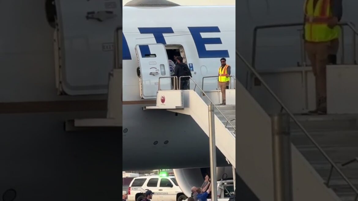 amazing. A friend who happened to run into a charter plane that Suzuki Seiya departed sent me a video. Thank you Miho! #chigagocubs#seiyasuzuki #tokyoseries#dodgers