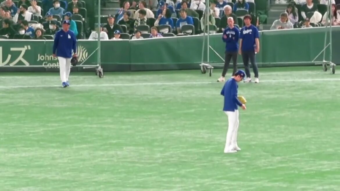 Sasaki Roki catch ball