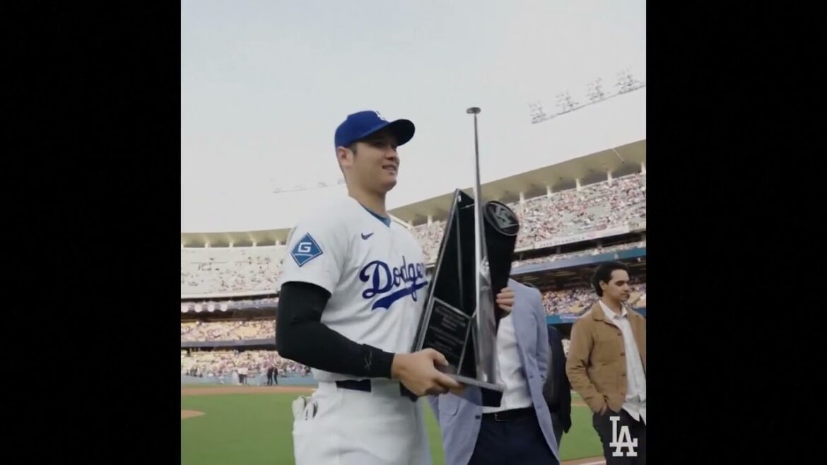 Moment: Shohei Ohtani collects his third Silver Slugger award | Los Angeles Dodger | MLB | Baseball | Dodgers | Otani Shohei